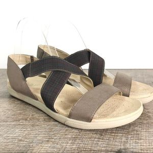 Axxiom Glorify sandals sz 9.5 plaid strap comfort